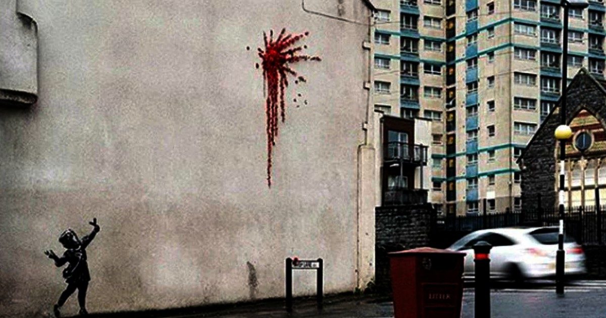 Banksy, vandalizzato il “murales di San Valentino”: insulti sopra all’opera apparsa a Bristol solo due giorni prima