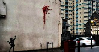 Copertina di Banksy, vandalizzato il “murales di San Valentino”: insulti sopra all’opera apparsa a Bristol solo due giorni prima