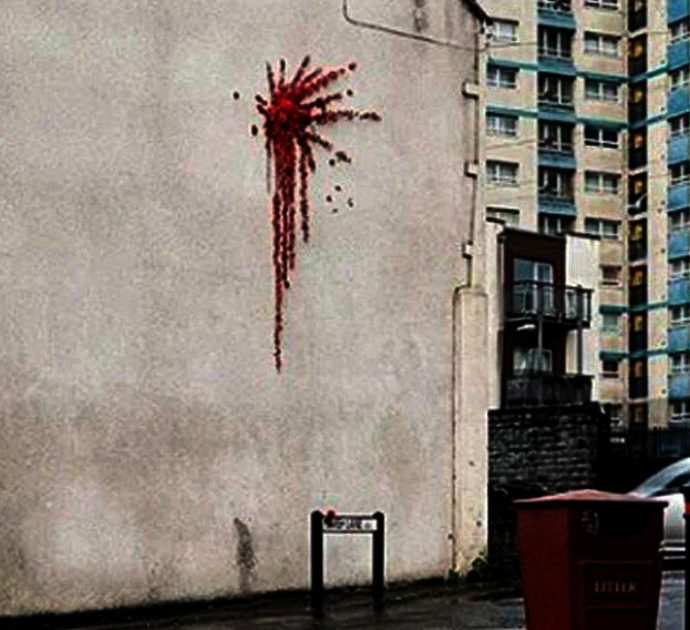 Banksy, vandalizzato il “murales di San Valentino”: insulti sopra all’opera apparsa a Bristol solo due giorni prima