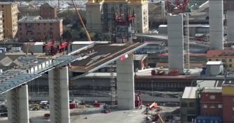 Copertina di Ponte Morandi, posizionata la maxi trave da duemila tonnellate: il video dell’operazione in timelapse