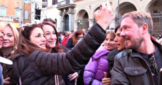 Copertina di M5s, in piazza è “sfida di selfie” con i militanti tra Di Maio e Taverna. Contestata la ‘Iena’ Filippo Roma