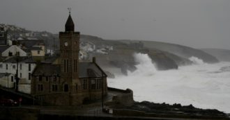 Copertina di Tempesta Dennis, 3 morti nel Regno Unito, aerei a terra e allagamenti “potenzialmente mortali”. In Francia vento oltre i 100 km orari