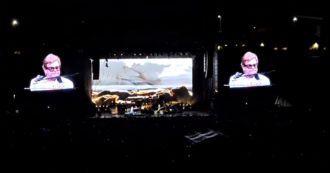 Copertina di Elton John perde la voce e sospende il concerto in Nuova Zelanda. Sir John in lacrime sul palco: “Scusate, mi dispiace tanto”