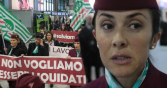 Copertina di Air Italy, piloti e assistenti di volo a rischio licenziamento: “Niente ammortizzatori sociali, non sappiamo che fare”. Il presidio a Malpensa
