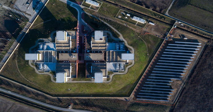 Ai, il consumo di acqua ed elettricità per raffreddare i data center si sta trasformando in un disastro ecologico