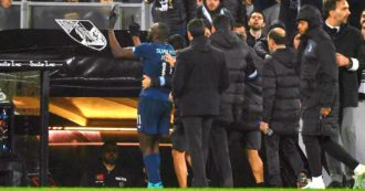 Copertina di Moussa Marega, il calciatore del Porto subisce insulti razzisti per tutto il match: segna e lascia il campo. “Ho difeso il colore della mia pelle”