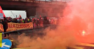 Copertina di Navi delle armi al porto di Genova, attivisti e lavoratori bloccano il varco portuale: “Rendiamo la vita più difficile ai signori della guerra”