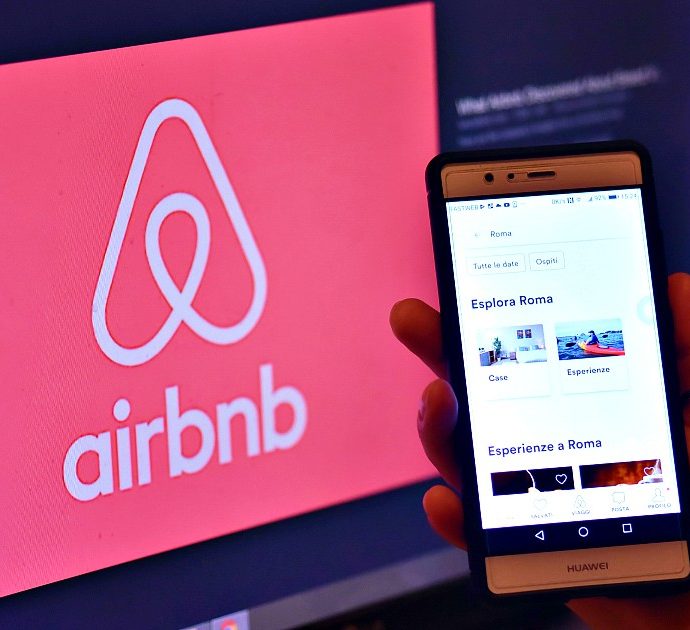 Scopre che il suo appartamento è in affitto su Airbnb e fa sfrattare il truffatore: “Lo affittava per 320 euro a notte o 8 mila al mese. Guadagnava molto più di me”
