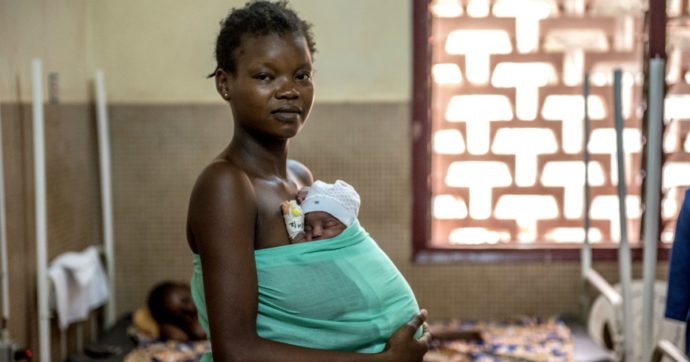 Africa, la storia di Aisha: così la vita delle donne incinte è appesa a un filo. “In ospedale dopo ore di cammino”