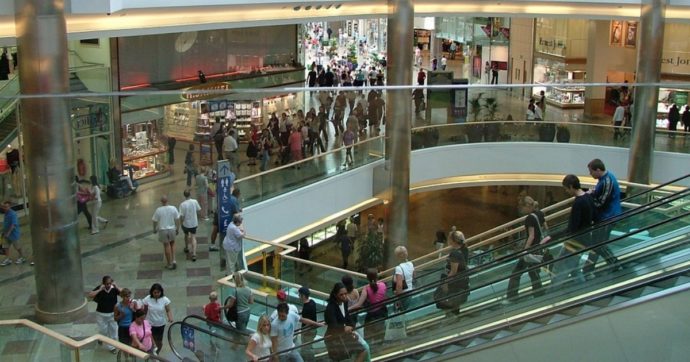 Centri commerciali chiusi nei weekend, è caos regole: nella Capitale La Rinascente e Ikea restano aperti, serrata al mall di Porta di Roma