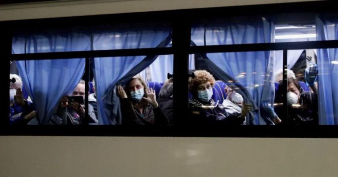 Coronavirus, missione dell’Oms a Pechino. La Cina potrebbe rinviare il congresso. I morti salgono a 1765 e i contagi sono oltre 70mila