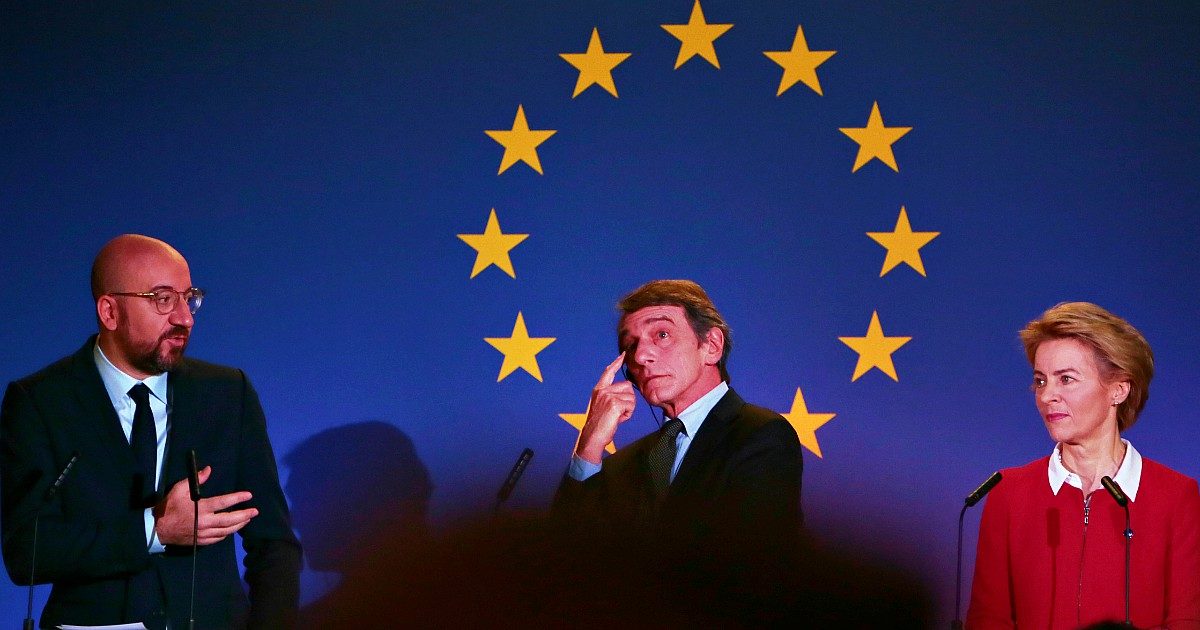 Bilancio Ue, la proposta del Consiglio ai capi di Stato: 1.094 miliardi contro i 1.300 chiesti dal Parlamento. E spunta la tassa sulla plastica