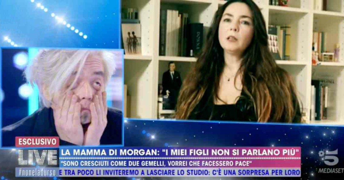 Live Non è la D’Urso, la mamma di Morgan ammette: “Sono stata io a dirgli che Bugo aveva rovinato la canzone”. E la sorella: “Ho ritrovato Marco”