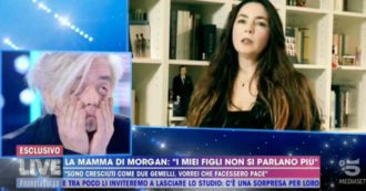 Copertina di Live Non è la D’Urso, la mamma di Morgan ammette: “Sono stata io a dirgli che Bugo aveva rovinato la canzone”. E la sorella: “Ho ritrovato Marco”