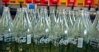 Copertina di Coca Cola, il ministero richiama alcuni lotti: “Possibili corpi estranei nelle bottiglie”