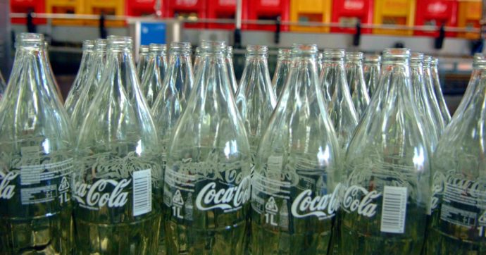 Coca Cola, il ministero richiama alcuni lotti: “Possibili corpi estranei nelle bottiglie”