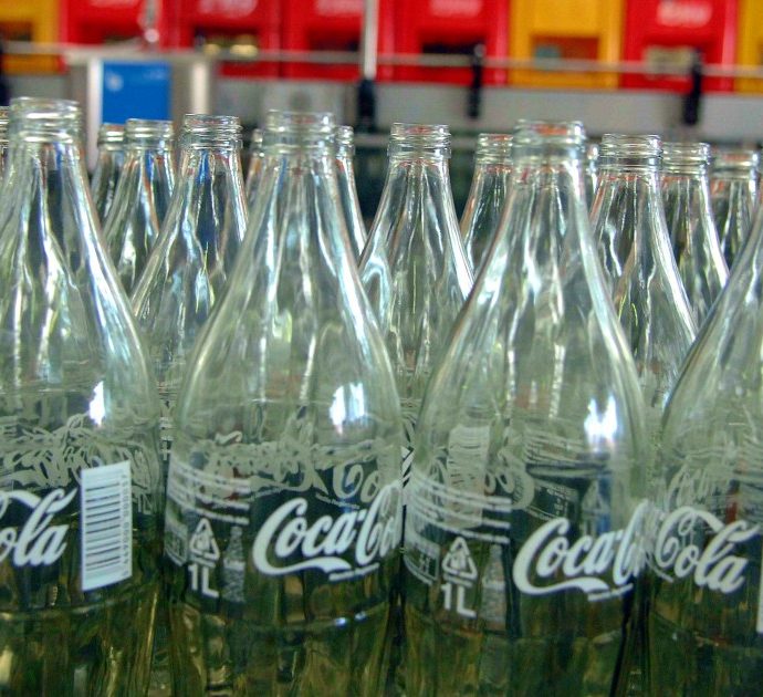 Coca Cola annuncia lo stop alla pubblicità sui social: “Non fanno abbastanza contro il razzismo”. La replica di Facebook