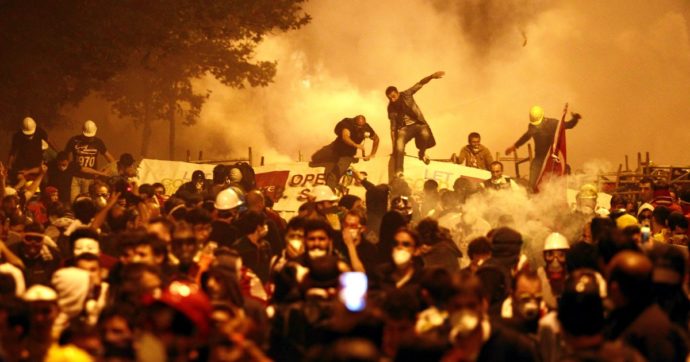 Gezi Park, 16 persone assolte: erano accusate di voler rovesciare il governo turco di Erdogan. 695 mandati d’arresto per tentato golpe 2016
