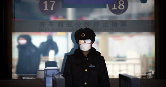 Coronavirus, gli italiani a Pechino tra emergenza e caccia al contagiato: ‘Mi hanno chiesto i dati perché volevo un antibiotico’