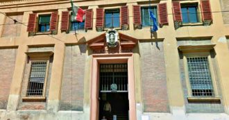 Copertina di Migranti, il tribunale di Modena: “Sufficiente il ‘patto di convivenza’ per iscrivere all’anagrafe il partner anche senza permesso di soggiorno”