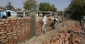 Copertina di India, arriva Trump: sfrattate 45 famiglie povere vicino al megastadio. “Vogliono nasconderci alla sua vista”