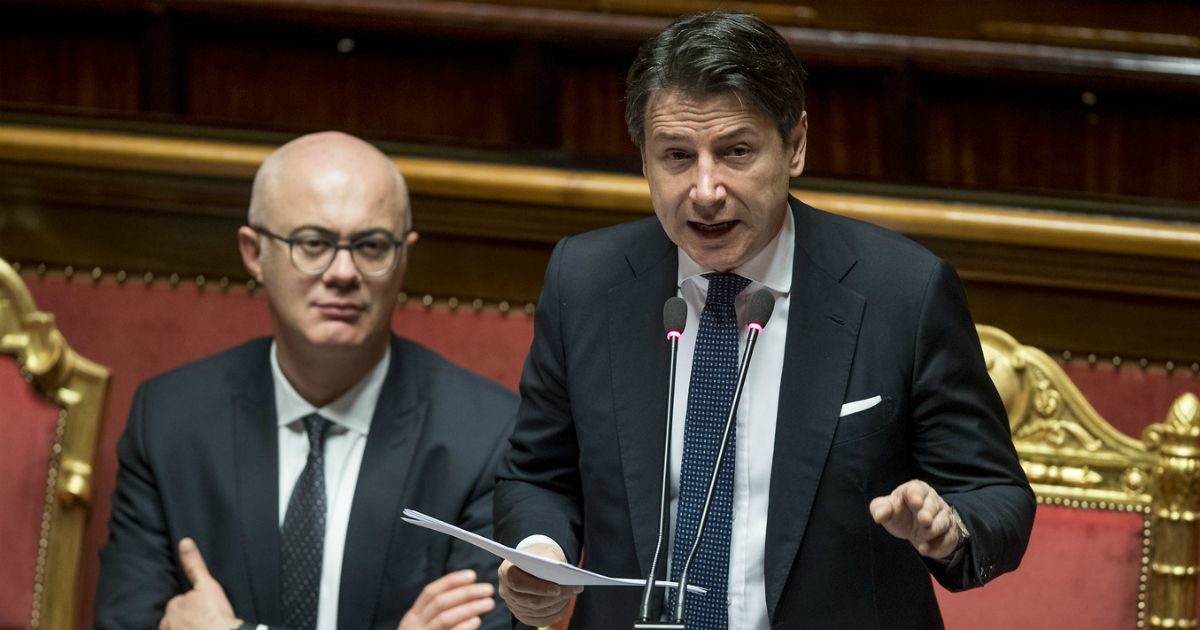 Conte-Renzi, sfida a distanza: “Dica cosa vuole fare”. “Lei in Ue ci rappresenta”. Ma il governo è appeso all’intervista tv dell’ex premier