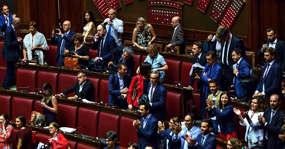 Lo stipendio da 12mila euro non basta: cinque deputati hanno preso il bonus 600 euro. “Tre leghisti, un M5s, un renziano”. Fico: “Li restituiscano”. Di Maio: “Escano allo scoperto e si dimettano”