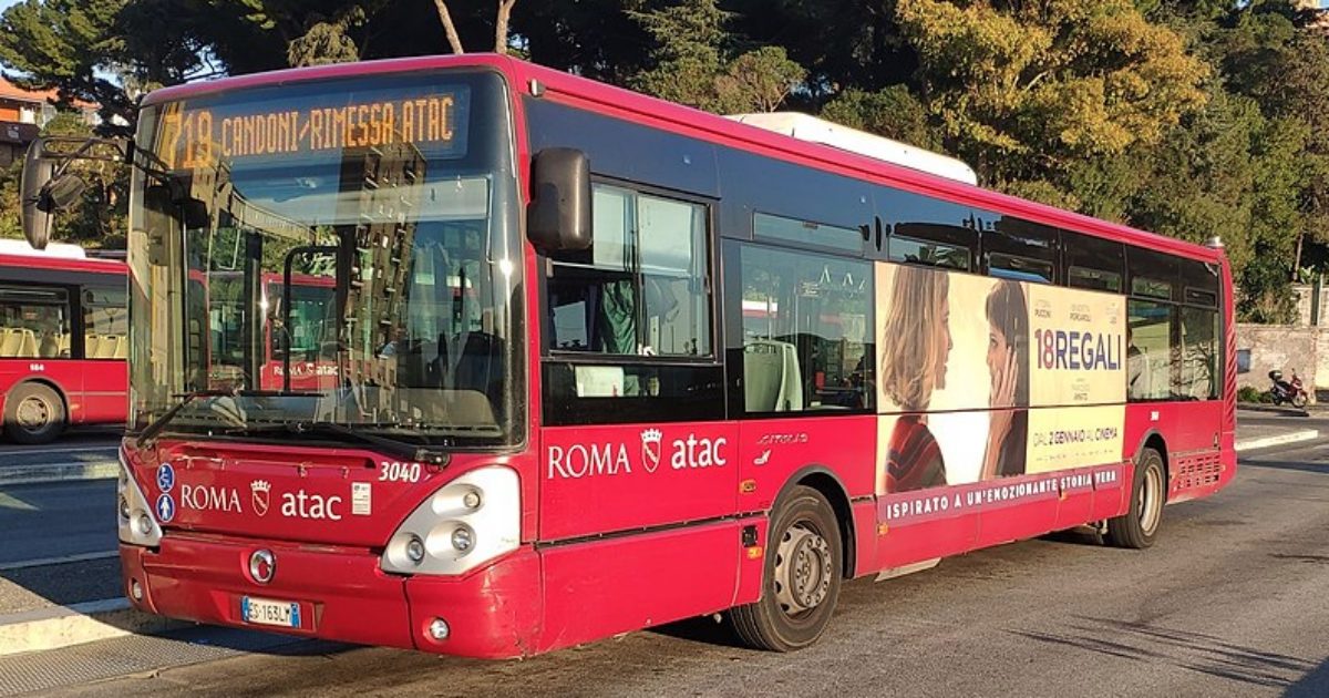 Roma, balli su Tik Tok mentre guida l’autobus: l’Atac sospende autista-influencer