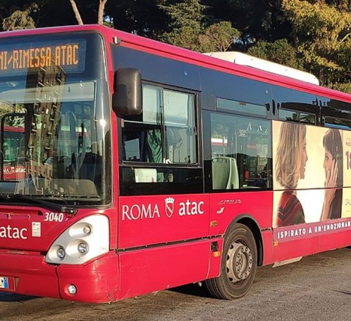 Roma, balli su Tik Tok mentre guida l’autobus: l’Atac sospende autista-influencer
