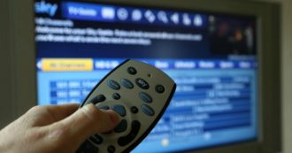 Copertina di Abbonamenti pirata a pay tv per guardare illegalmente film ed eventi sportivi, denunciate 223 persone: è la prima volta in Italia