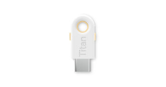 Copertina di Google Titan USB-C, disponibile in Italia la chiavetta per il login sicuro