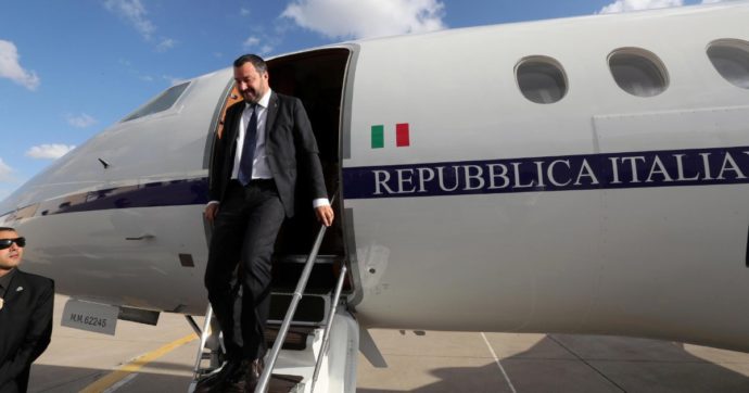I giudici bussano al Viminale per i voli di Salvini ministro