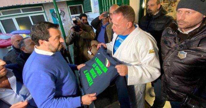 Salvini in ruspa a Napoli: “Sembra un campo rom”