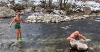 Djokovic si immerge in costume nell’acqua gelida di un ruscello per quasi due minuti e lancia la sfida: “Fatelo anche voi”