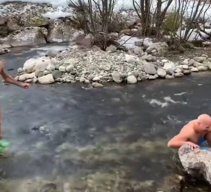 Djokovic si immerge in costume nell’acqua gelida di un ruscello per quasi due minuti e lancia la sfida: “Fatelo anche voi”