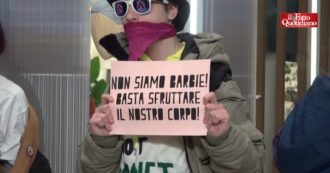 Copertina di Milano, il flash mob delle femministe e dei collettivi studenteschi: “La fast fashion ci impone stereotipi di genere e produce inquinamento”