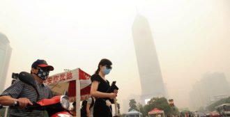 Copertina di Coronavirus, fabbriche ferme in Cina: “100 tonnellate di emissioni in meno”. Greenpeace frena: “È solo un effetto temporaneo”