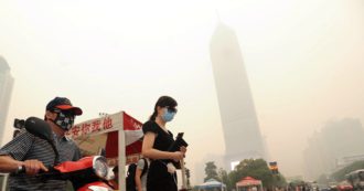Copertina di Coronavirus, fabbriche ferme in Cina: “100 tonnellate di emissioni in meno”. Greenpeace frena: “È solo un effetto temporaneo”