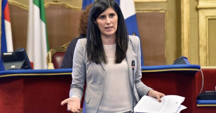 I dolori della sindaca Chiara tra piazza S. Carlo e i bilanci