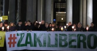 Copertina di Patrick Zaki, fiaccolata al Pantheon per chiedere la liberazione. Palazzotto: “Nostra cittadinanza? Possibile. Italia si assuma responsabilità”