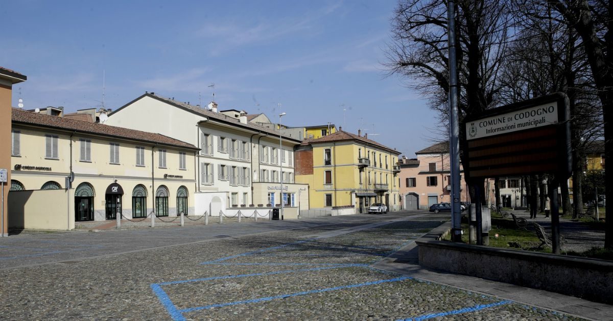 Coronavirus a Codogno, il racconto dalla quarantena: “Parliamo dal pianerottolo. Ma c’è confusione sul rifornimento di cibo: c’è chi esce per fare la spesa nei paesi vicini”