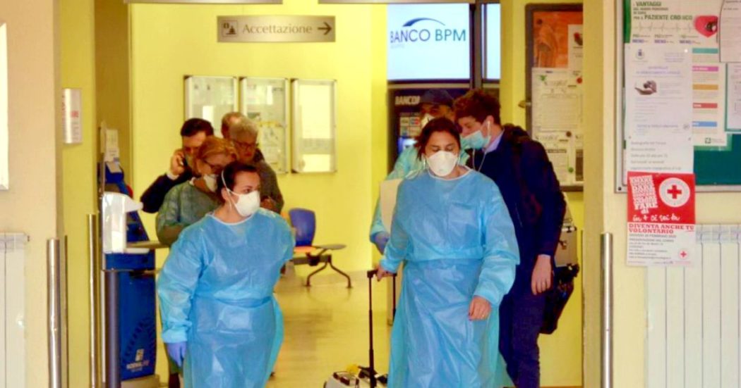 Coronavirus, a Codogno infermieri dell’ospedale in turno da più di 30 ore: “Così è disumano, serve un cambio. Perché non arriva altro personale?”