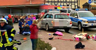 Copertina di Germania, auto contro un corteo di carnevale a Volkmarsen: 30 feriti, 7 gravi. Polizia: “Due fermi. Sospettato non è noto come estremista”