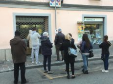 Copertina di Coronavirus, il racconto da Casalpusterlengo: “Nella zona rossa la vita è sospesa nel tempo, tra negozi chiusi e code in farmacia”