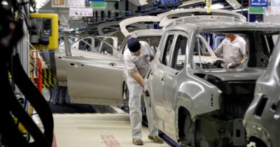 Copertina di “Mancano i chip, lo stop alla produzione è imminente”: le fabbriche europee di auto vicine al collasso