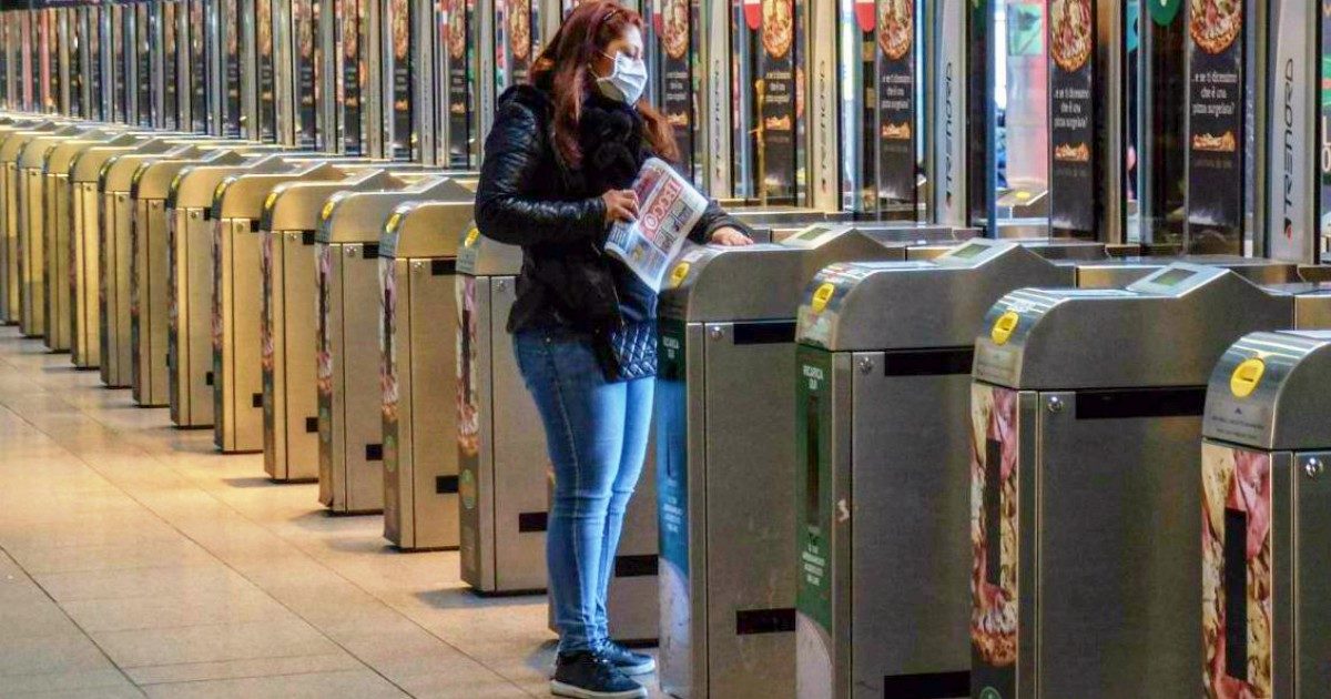 Coronavirus, Fase 2 – Prezzi diversi per orario, sensi unici nelle stazioni, segnaposto per il distanziamento e misurazione della febbre. Così cambieranno gli spostamenti su metro, bus, aerei e treni
