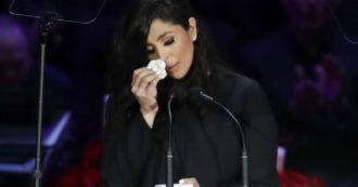 Copertina di Kobe Bryant, le lacrime della moglie Vanessa al processo per le foto dell’incidente: “Non voglio che le mie figlie le vedano”