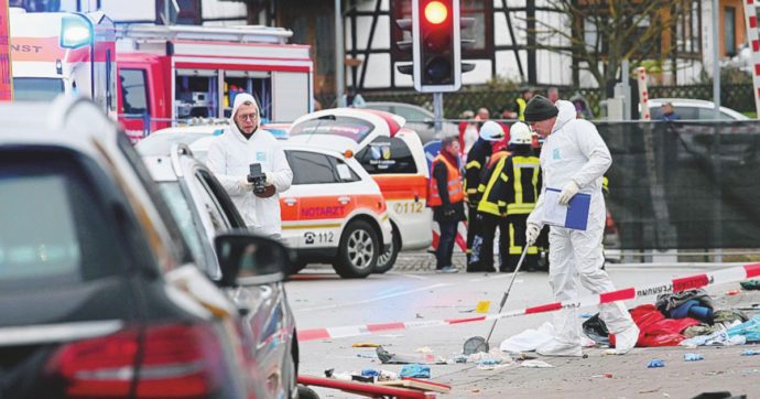 Carnevale insanguinato. Auto sulla parata: 30 feriti