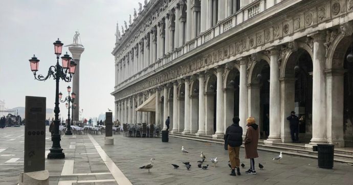Venezia, tra accuse e veleni continua il mistero del Corvo anti-curia. Il Patriarca: “Identificati gli autori? Una mente agisce nell’anonimato”