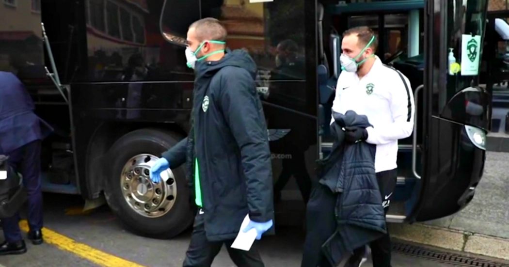 Coronavirus, giocatori e staff del Ludogorets a Milano con mascherine e guanti: l’arrivo in hotel